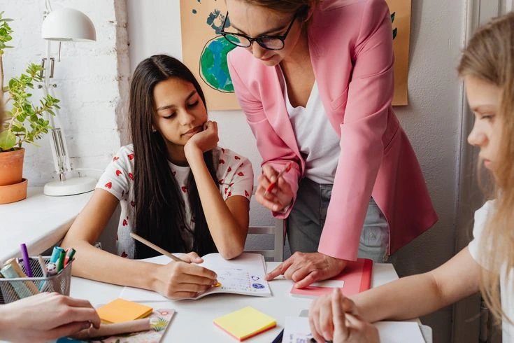 Maestra explicando la tarea